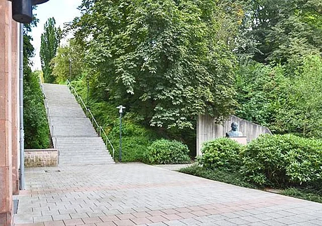 Kulturhaus Aue, Treppe zum Anton-Günther-Platz, Thälmann-Denkmal