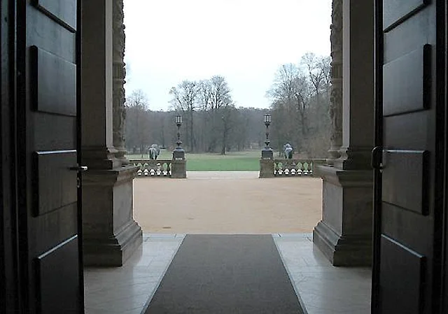 Neues Schloss, Eingang und Schlosshof