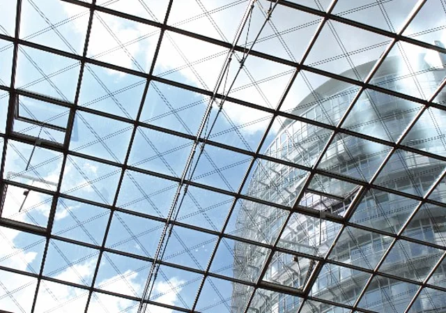 Blick durch Dach des Atriums