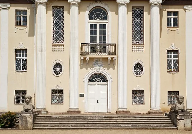 Neues Schloss Tangerhütte, Portal