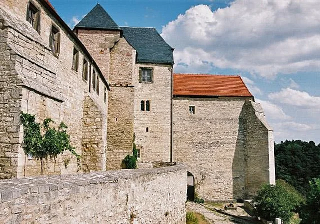 südlicher Galerieflügel, Romanischer Wohnturm, Westtorhaus nach Osten