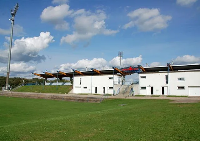 Rasenplatz und Tribüne nach Nordost