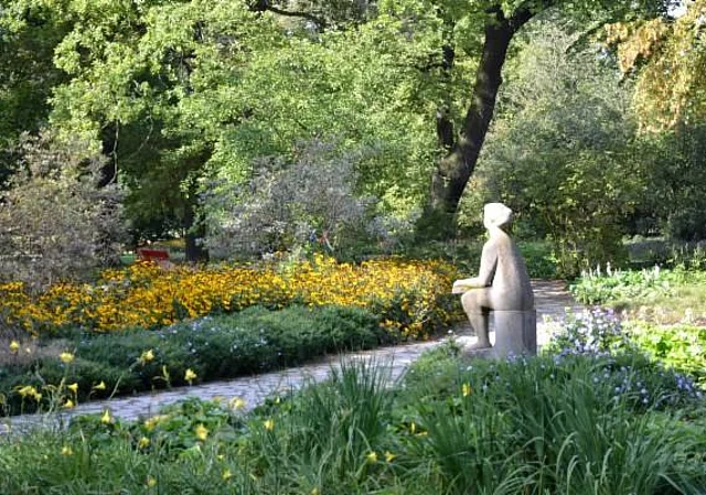 Clara-Zetkin-Park, Skulptur im Staudengarten