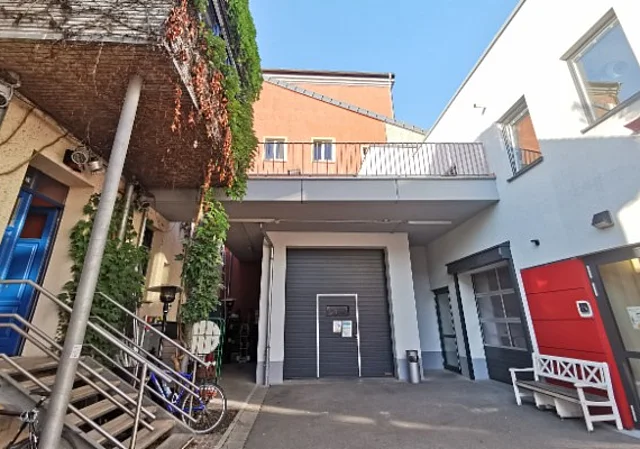 Hof mit Blick auf Hintereingang und Lieferzone