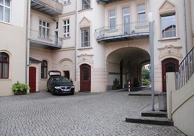 Blick vom Eingang zur Zufahrt nach Südost
