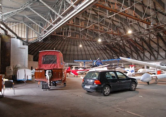 östlicher Hangar, innen
