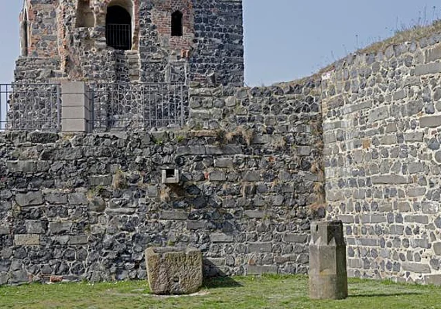 vierter Burghof, im Anschnitt Siebenspitzenturm
