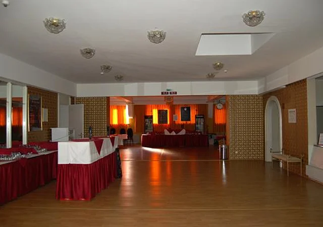 Foyer Rang mit Bar & Garderobe