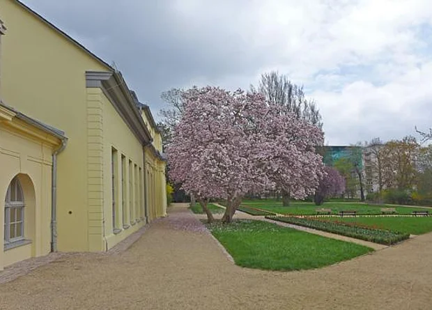 Südseite mit Park 