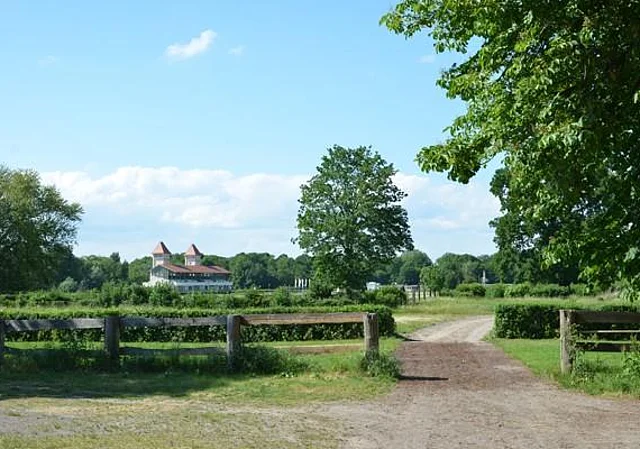 Blick von den Stallungen