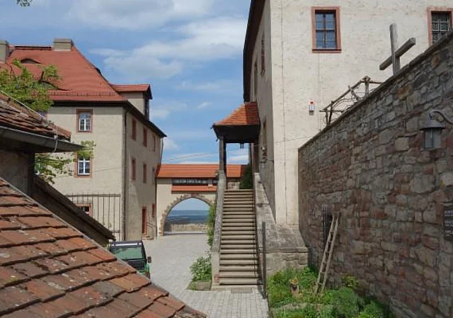 Blick zu Logier- und Herrenhaus