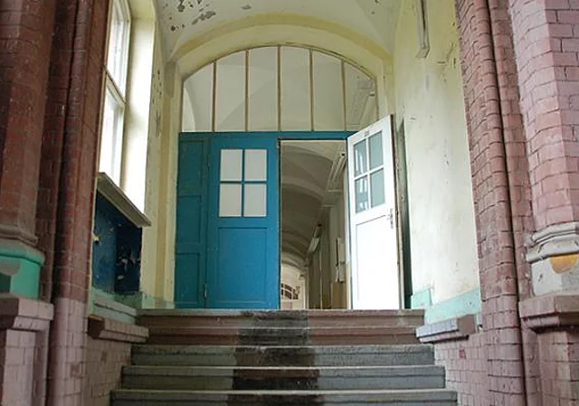 Altbau, Eingang in westlicher Tordurchfahrt