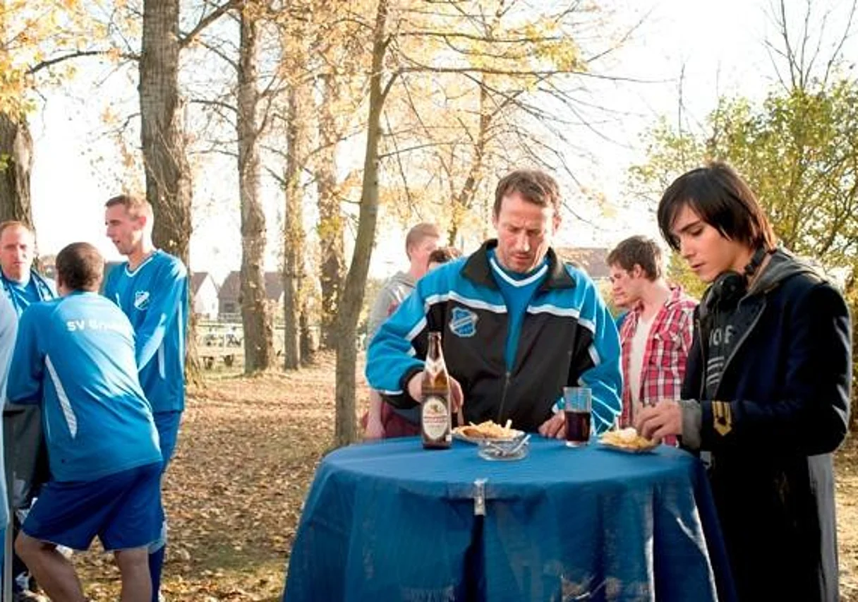 Wotan Wilke Möhring und François Goeske auf dem Sportplatz des SV Grieben 47