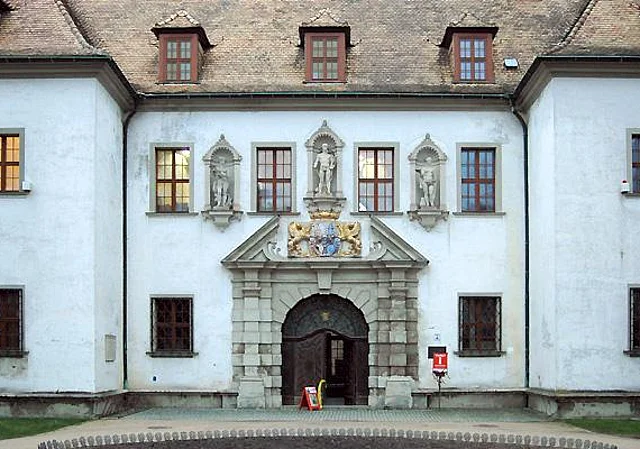 Altes Schloss, Sandsteinportal