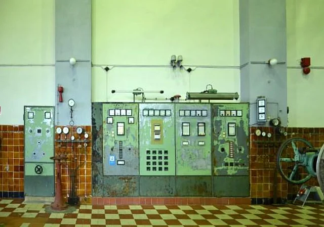 Energiefabrik Knappenrode, Turbinensaal, Schaltkästen