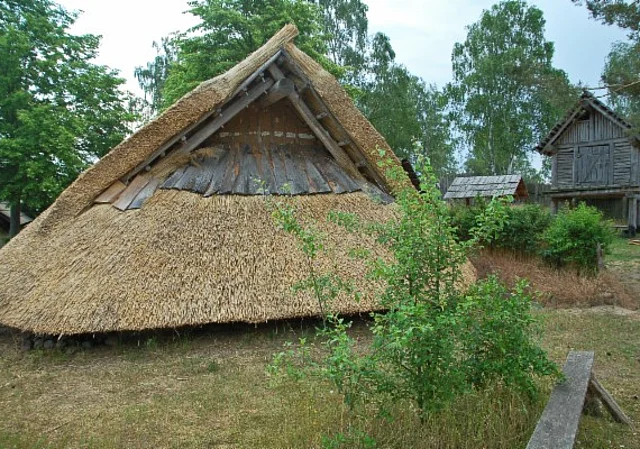 Langobardenwerkstatt Zethlingen: Grubenhaus, Hochspeicher
