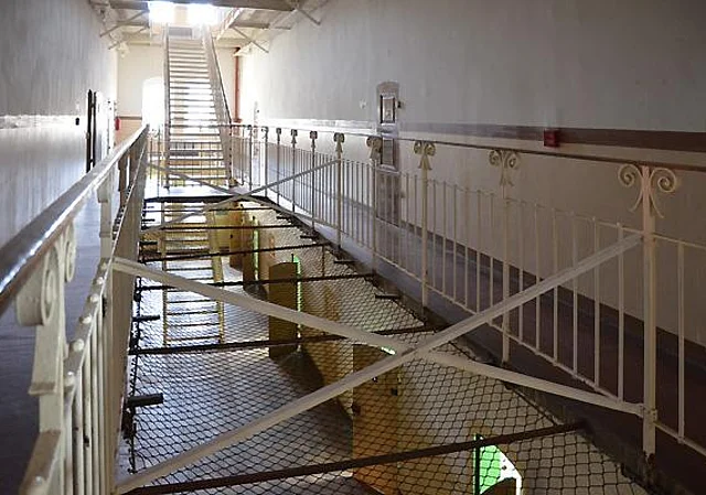 Treppenhaus mit Umgängen und Fangnetzen im Südflügel