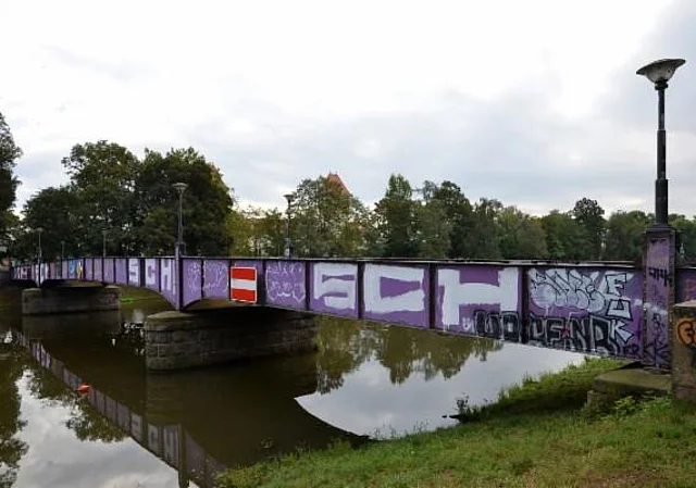 Clara-Zetkin-Park, Rennbahnsteig
