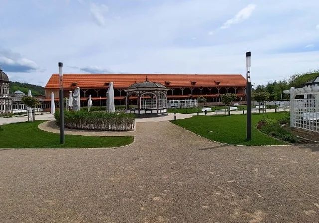 Pavillon seitlich mit Hintergrund Ostwand