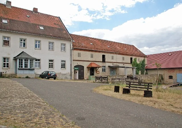Kloster Posa, Vorderhof