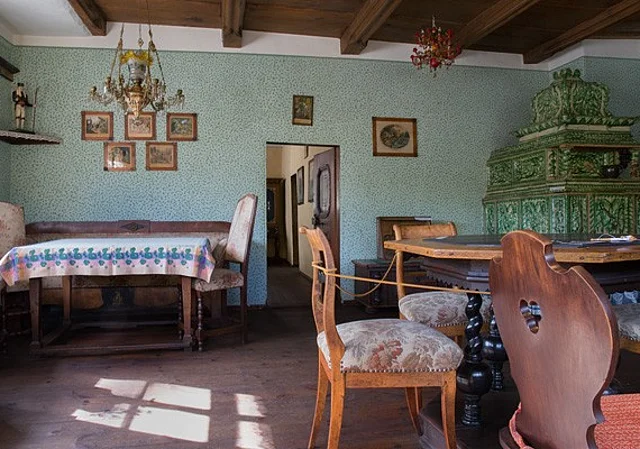 Wohnraum mit 1720 errichtetem Kachelofen
