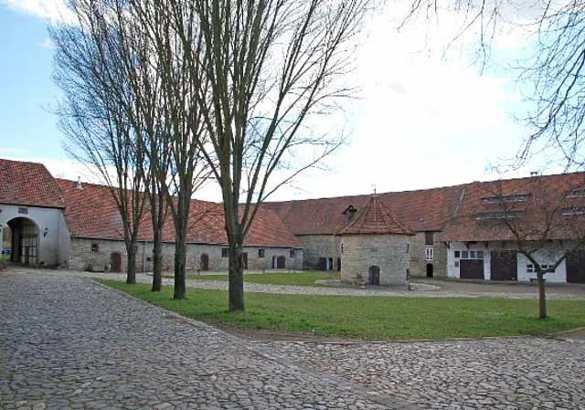 Torhaus, Ochsenstall, Taubenturm, Wirtschaftsgebäude