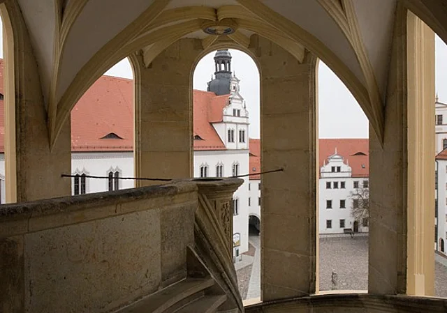 Blick auf Albrechtsbau mit Glockenturm