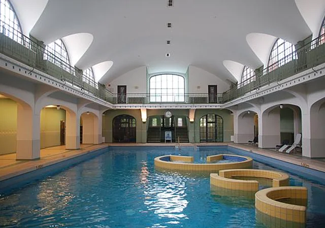 Schwimmhalle