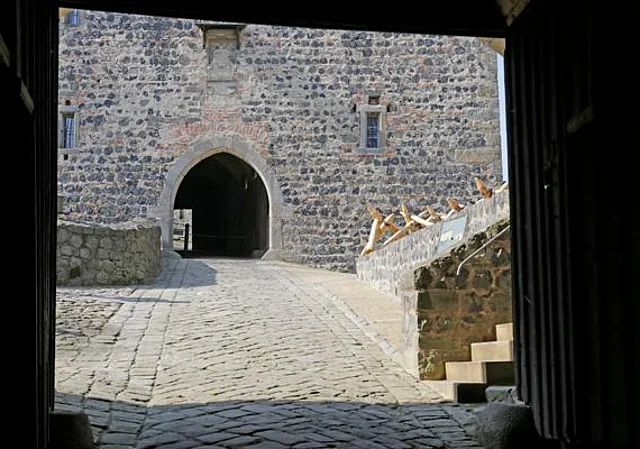 Blick in den ersten Burghof auf die Kornhausdurchfahrt