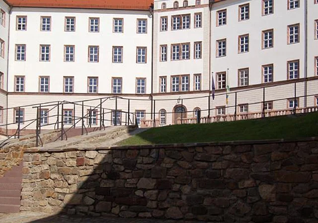 Vorderer Schlosshof mit Krankenhausanbau (JH)