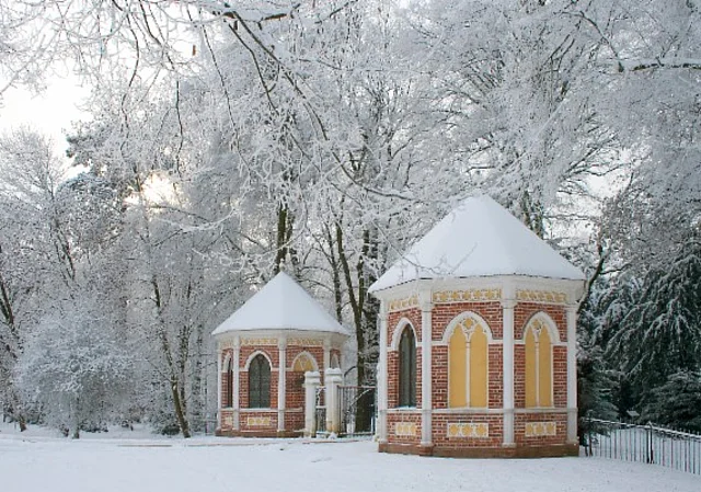 Schloss und Park Luisium, neogotische Torhäuser