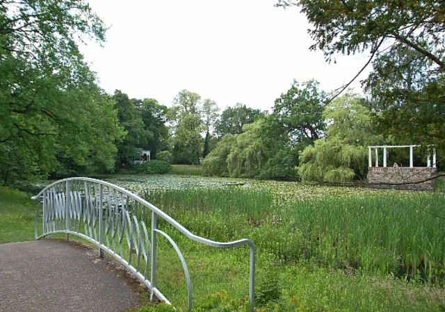 Schlosspark Tangerhütte, Schwanenteich und Pergola