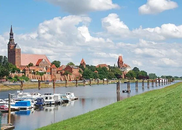 Tangermünde, Hafen und Stadtsilhouette 