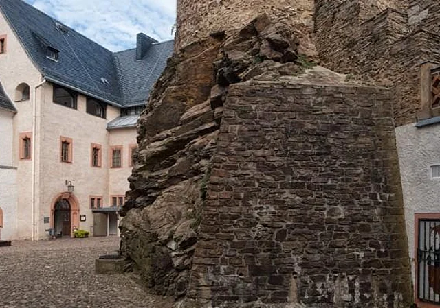 Burghof mit Eingang zur Ausstellung