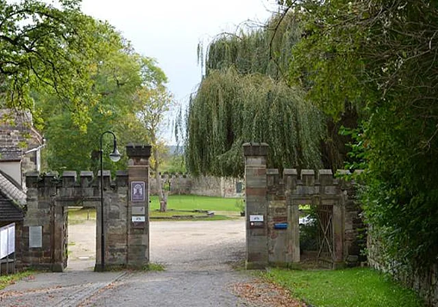 Eingangstor, Westen