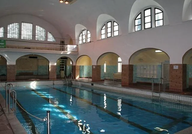 Schwimmhalle