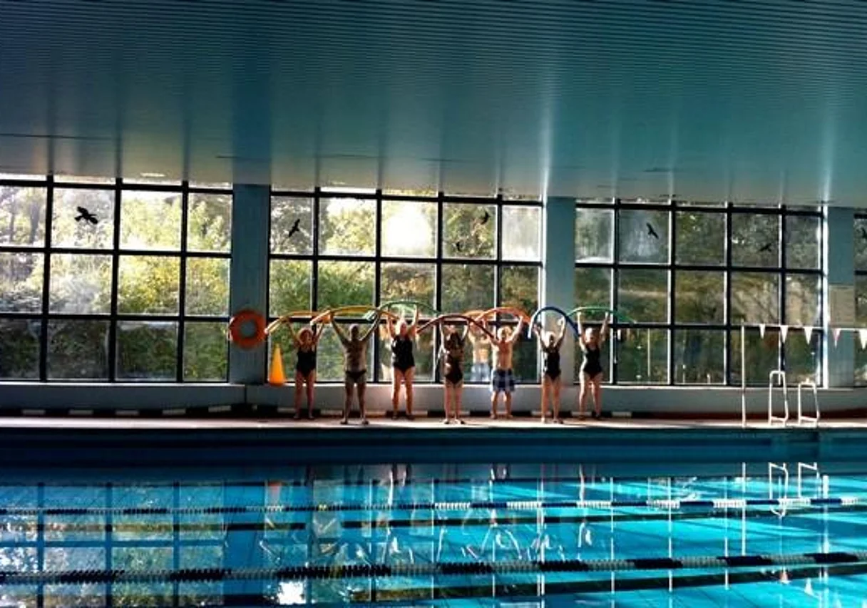 Kursteilnehmer in der Schwimmhalle Nordost in Leipzig