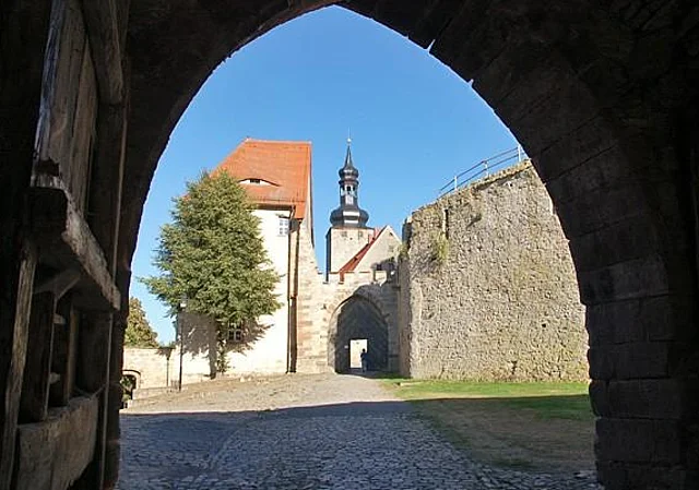 Blick vom Westtor zum Burgmuseum nach Osten