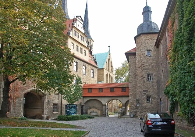 Vorhof mit Blick auf Dom nach Süden