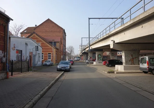 Magdeburger Allee, Gleisbrücke