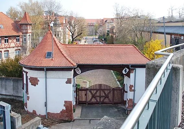 Blick auf den historischen Eingang nach Nordost