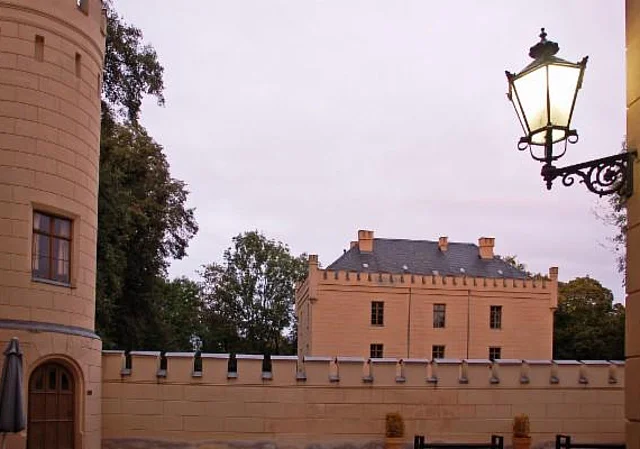 nördlicher Schlosshof, Blick zum Schlosshotel