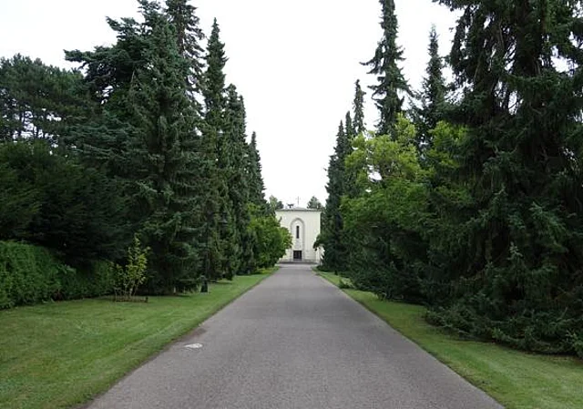 Hauptachse mit Blick zur Trauerhalle