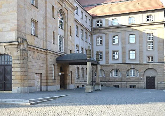 Nebeneingang der Oper