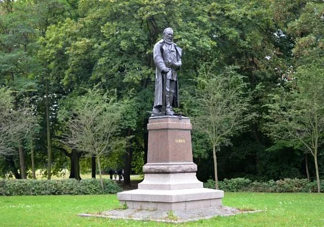 Clara-Zetkin-Park, Karl-Heine-Denkmal