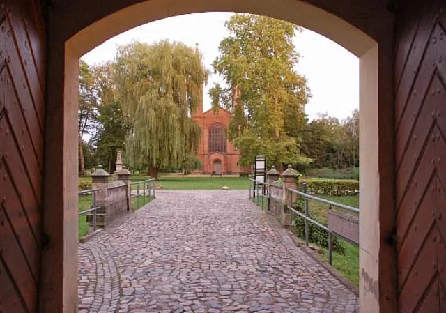 Torhaus, Blick zur Kirche nach Osten
