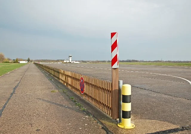 Blick Richtung Tower und Einfahrt