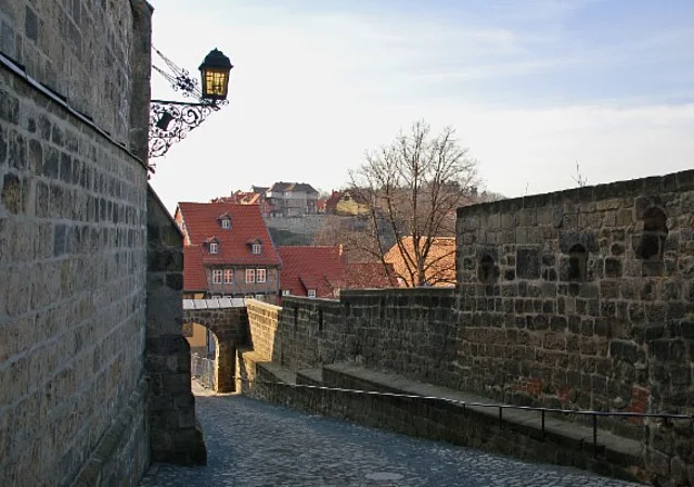 Schlosstor, Blick zum Münzenberg