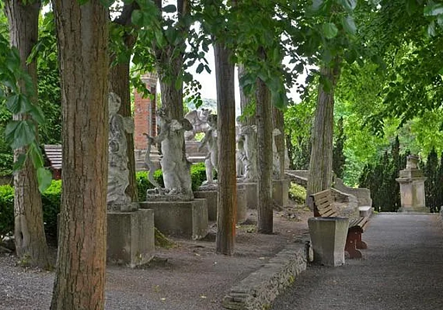 Allee mit Putten