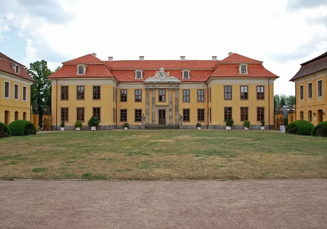 Schloss Mosigkau, Ehrenhof, Norden